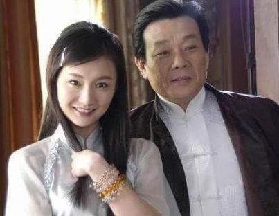他有两个妻子，同住一户多年和睦，今儿子才貌双全，不输父亲当年