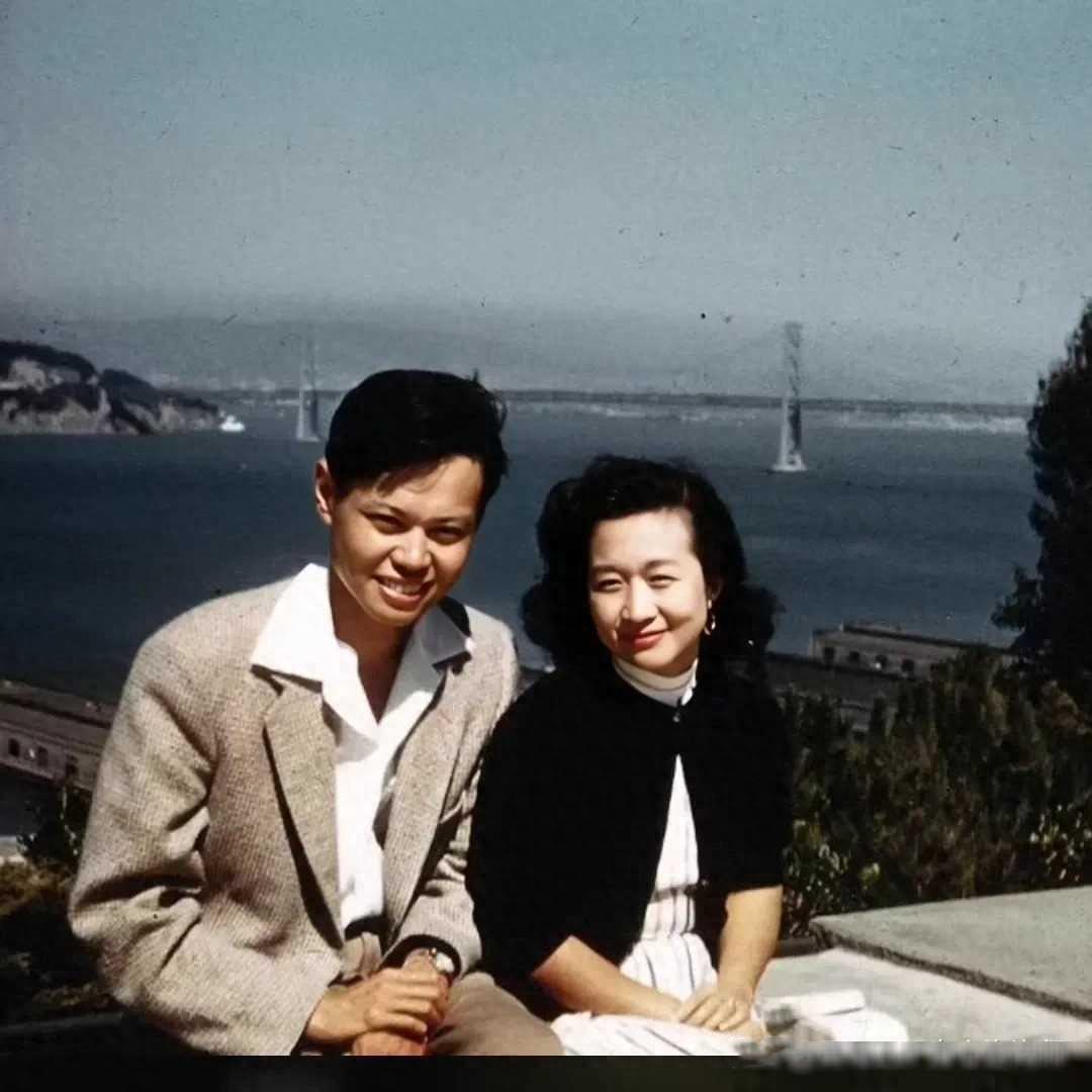 1971年，杨振宁和岳父杜聿明、岳母曹秀清在北京的合影，难掩紧张