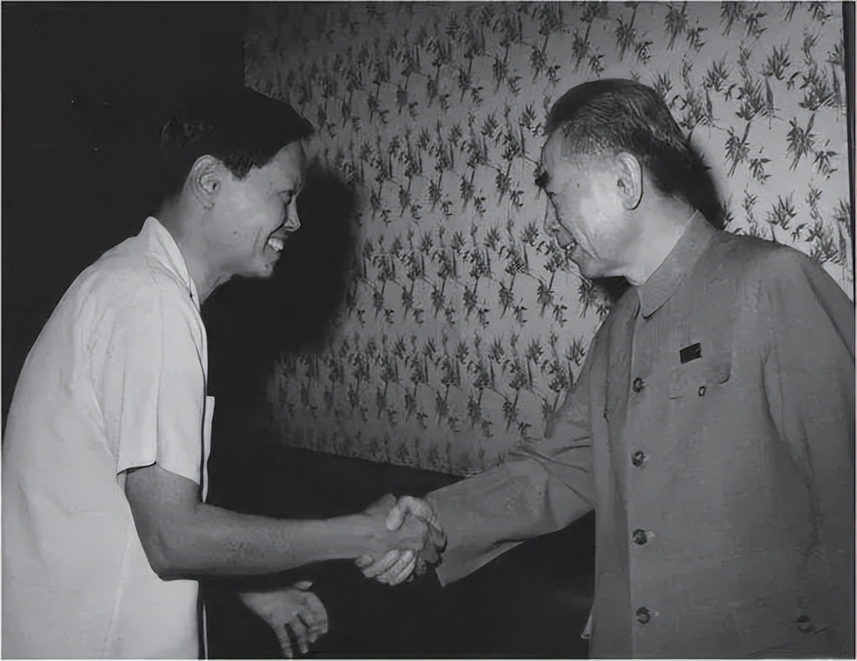 1971年，杨振宁和岳父杜聿明、岳母曹秀清在北京的合影，难掩紧张