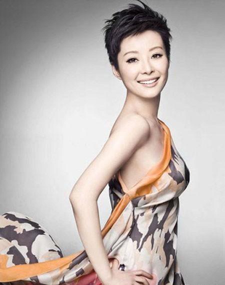 女星的潇洒爱情：6个男友，嫁过仨，做小三被人妻怒扇耳光