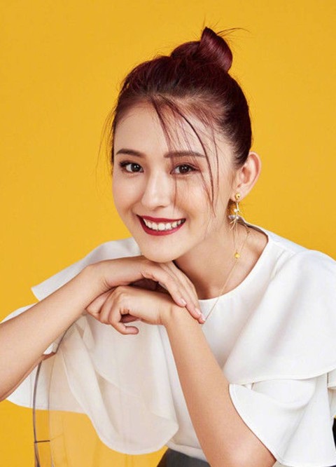 热依扎晒女儿近照，小家伙胖乎乎超可爱！她未提及孩子的亲生父亲