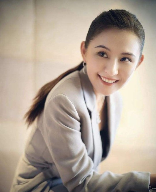 热依扎晒女儿近照，小家伙胖乎乎超可爱！她未提及孩子的亲生父亲