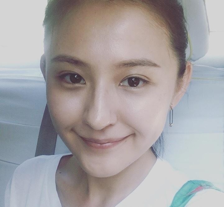 热依扎晒女儿近照，小家伙胖乎乎超可爱！她未提及孩子的亲生父亲