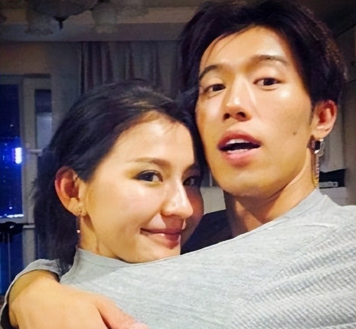 热依扎晒女儿近照，小家伙胖乎乎超可爱！她未提及孩子的亲生父亲