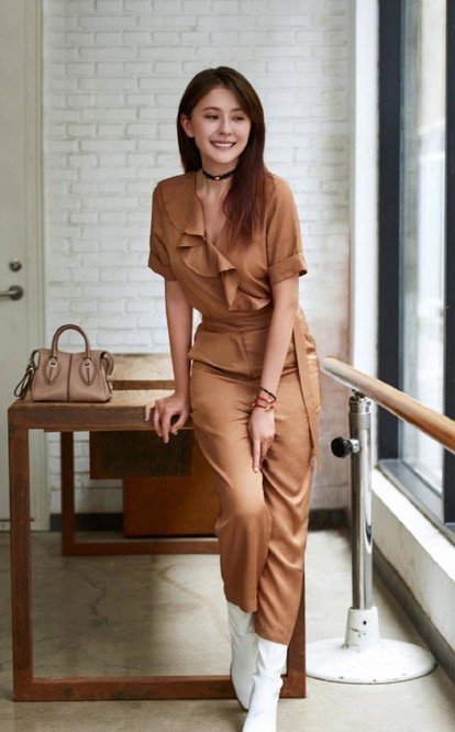 热依扎晒女儿近照，小家伙胖乎乎超可爱！她未提及孩子的亲生父亲