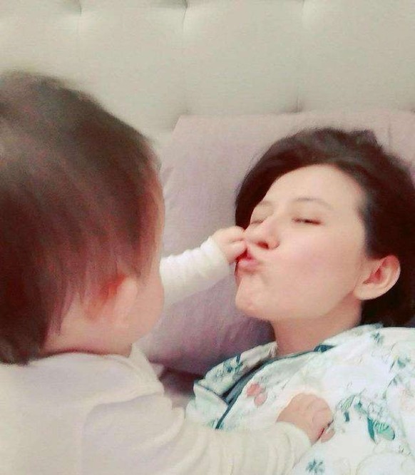 热依扎晒女儿近照，小家伙胖乎乎超可爱！她未提及孩子的亲生父亲