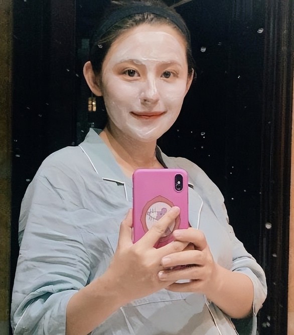 热依扎晒女儿近照，小家伙胖乎乎超可爱！她未提及孩子的亲生父亲