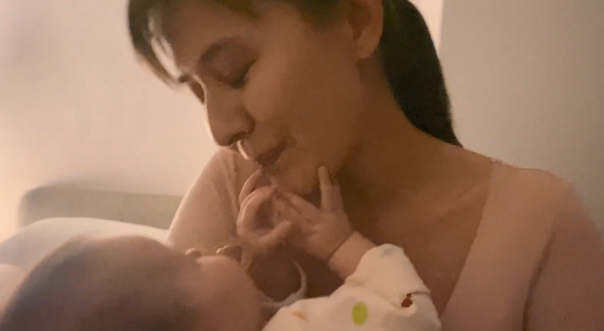 热依扎晒女儿近照，小家伙胖乎乎超可爱！她未提及孩子的亲生父亲