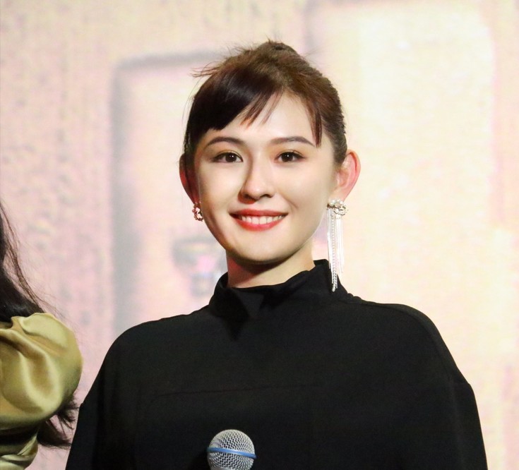 热依扎晒女儿近照，小家伙胖乎乎超可爱！她未提及孩子的亲生父亲