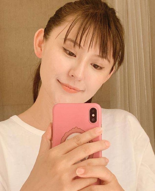 热依扎晒女儿近照，小家伙胖乎乎超可爱！她未提及孩子的亲生父亲