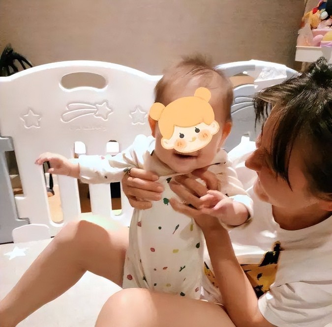 热依扎晒女儿近照，小家伙胖乎乎超可爱！她未提及孩子的亲生父亲