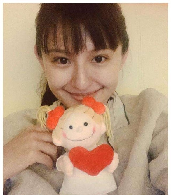 热依扎晒女儿近照，小家伙胖乎乎超可爱！她未提及孩子的亲生父亲