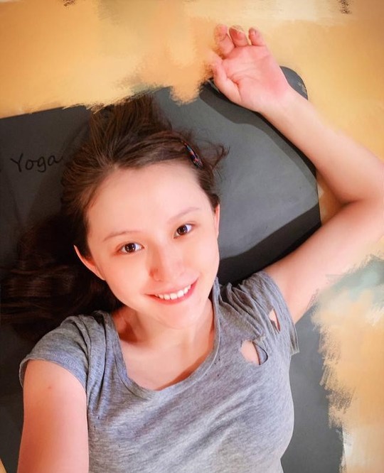 热依扎晒女儿近照，小家伙胖乎乎超可爱！她未提及孩子的亲生父亲