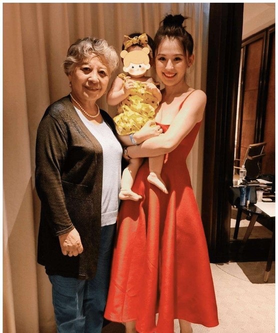 热依扎晒女儿近照，小家伙胖乎乎超可爱！她未提及孩子的亲生父亲