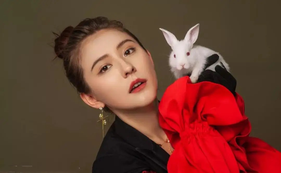 热依扎晒女儿近照，小家伙胖乎乎超可爱！她未提及孩子的亲生父亲