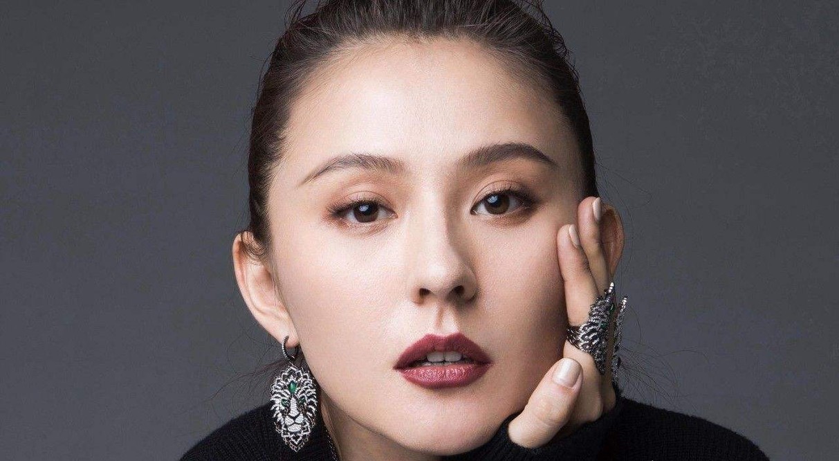 热依扎晒女儿近照，小家伙胖乎乎超可爱！她未提及孩子的亲生父亲