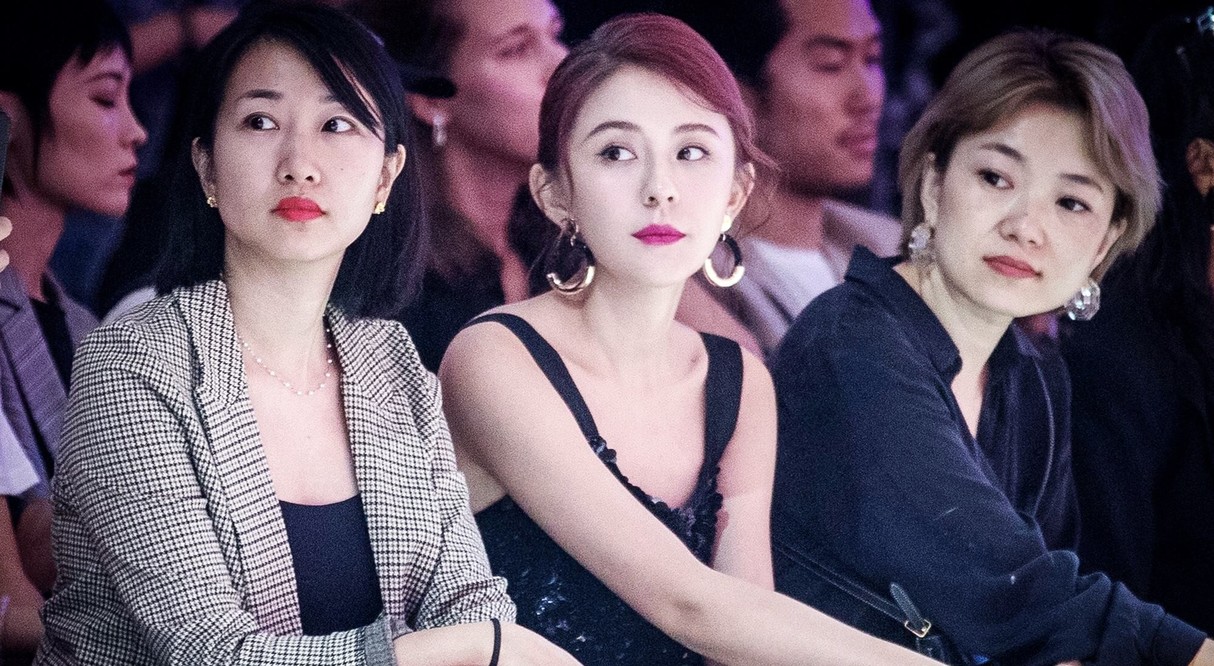 热依扎晒女儿近照，小家伙胖乎乎超可爱！她未提及孩子的亲生父亲