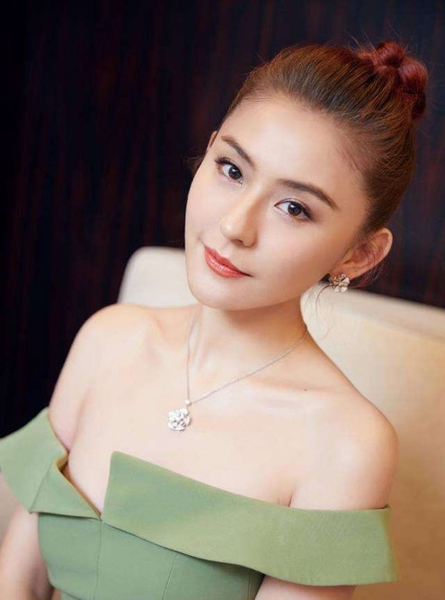 热依扎晒女儿近照，小家伙胖乎乎超可爱！她未提及孩子的亲生父亲