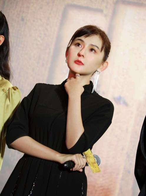 热依扎晒女儿近照，小家伙胖乎乎超可爱！她未提及孩子的亲生父亲