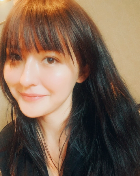 热依扎恋情新进展，绯闻男友亲自接下班，坐车内抽烟引热议