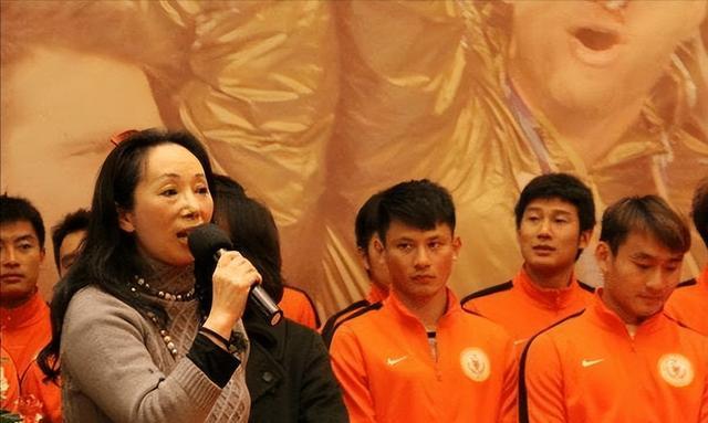 黑龙江女首富戴秀丽，身价95亿却惨被离婚，丈夫回应：厌倦太富裕