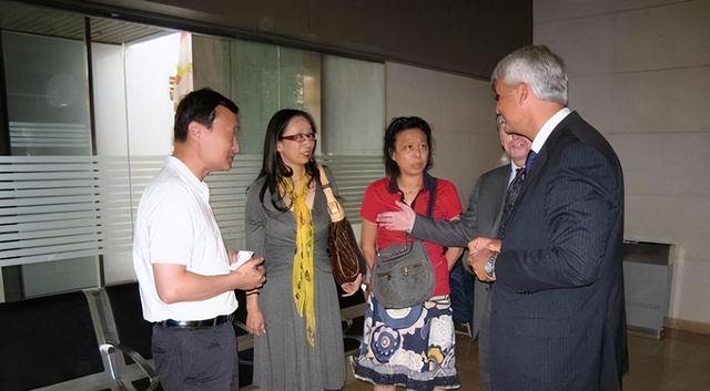 黑龙江女首富戴秀丽，身价95亿却惨被离婚，丈夫回应：厌倦太富裕