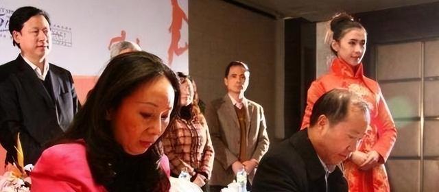 黑龙江女首富戴秀丽，身价95亿却惨被离婚，丈夫回应：厌倦太富裕