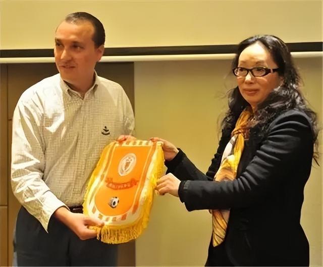 黑龙江女首富戴秀丽，95亿身价却被离婚，丈夫直言：厌倦太富裕