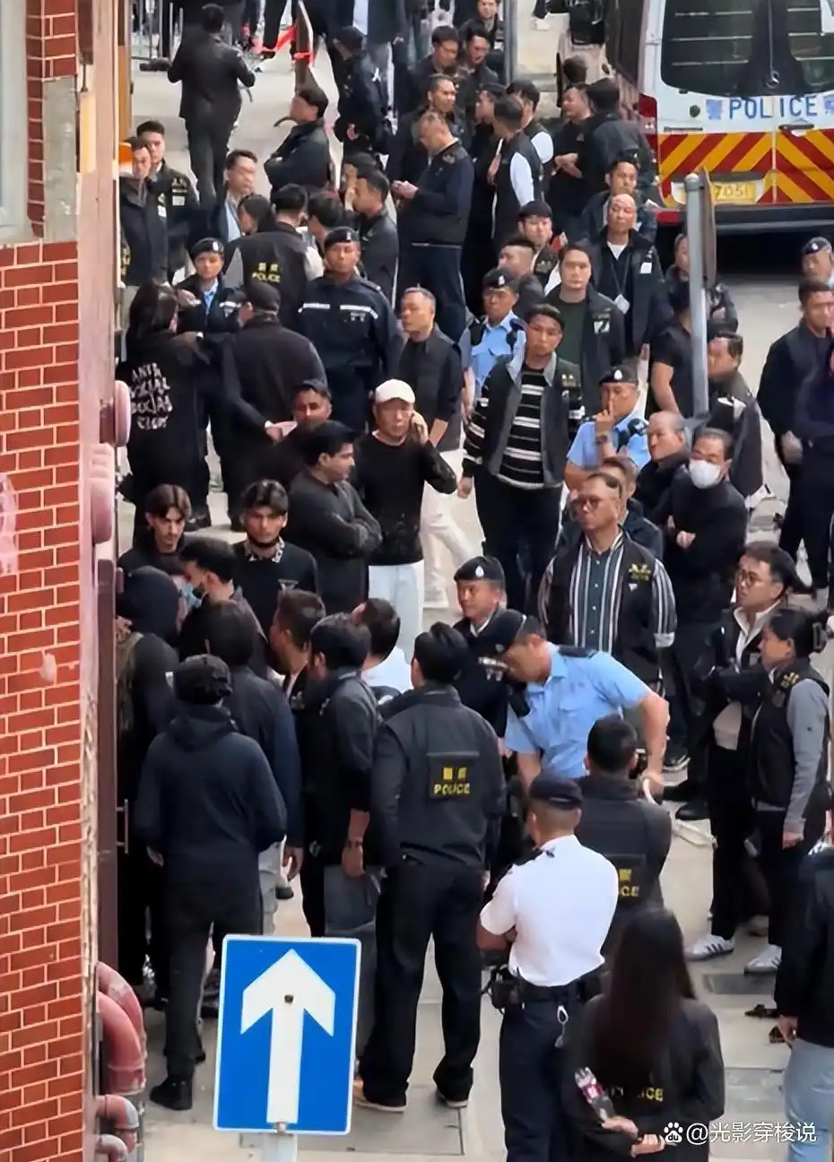 向华强大哥葬礼，大批反黑组警员布控，陈岚、向佐现身面露哀色