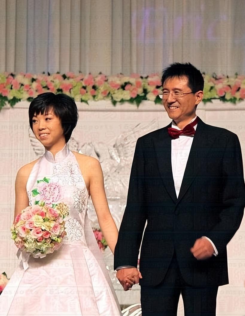 富商徐威：与12年女友袁立分手，转身娶了张怡宁，全靠岳母撑腰
