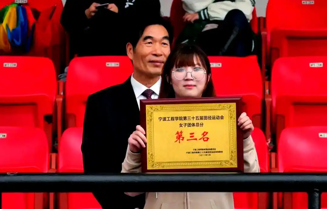 青春的精彩瞬间：校运会背后的拼搏故事
