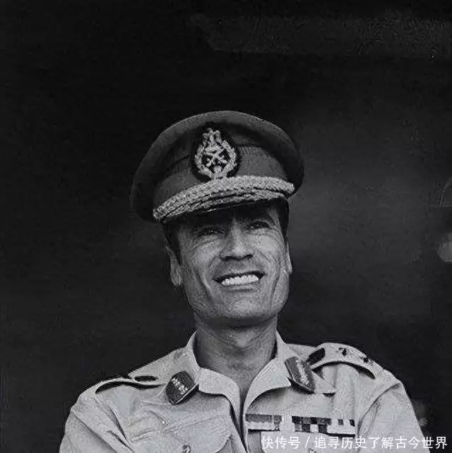 卡扎菲死前：躲进下水道被揪出，对打了他两巴掌的士兵说了两句话