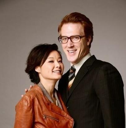 与富商同居12年，与两任前夫闪离，三婚嫁给穷诗人的袁立不后悔？