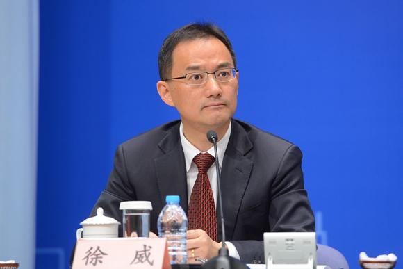 与富商同居12年，与两任前夫闪离，三婚嫁给穷诗人的袁立不后悔？