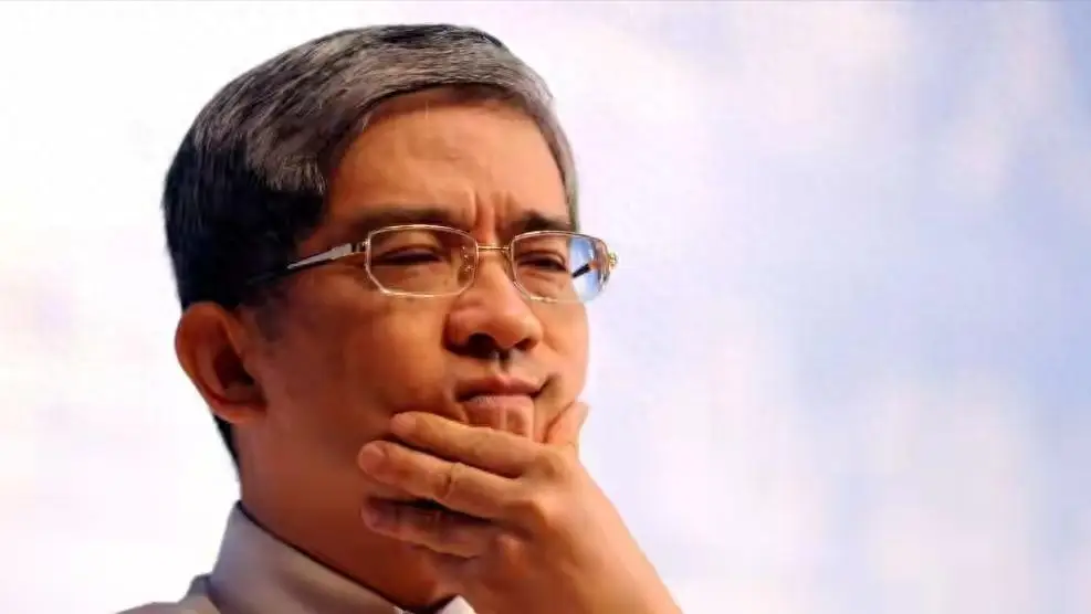 郎咸平：出轨空姐，让其负债900万，今被小30岁娇妻“拳脚相加”