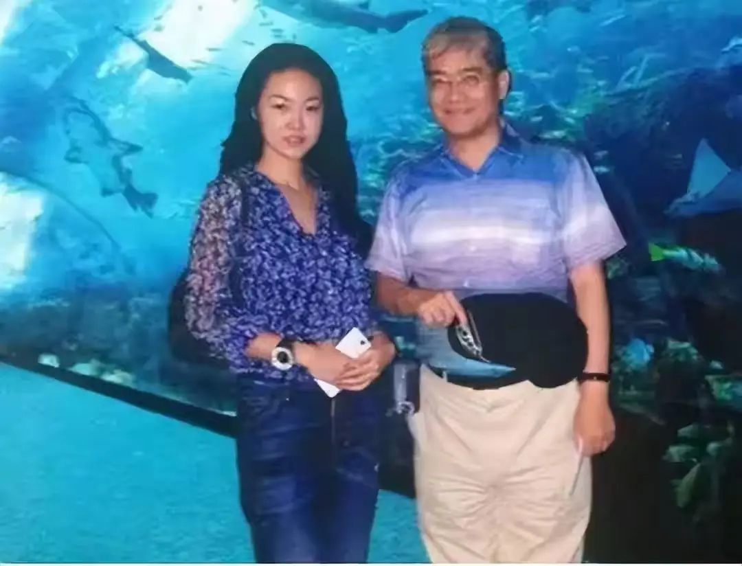 郎咸平：出轨空姐，让其负债900万，今被小30岁娇妻“拳脚相加”