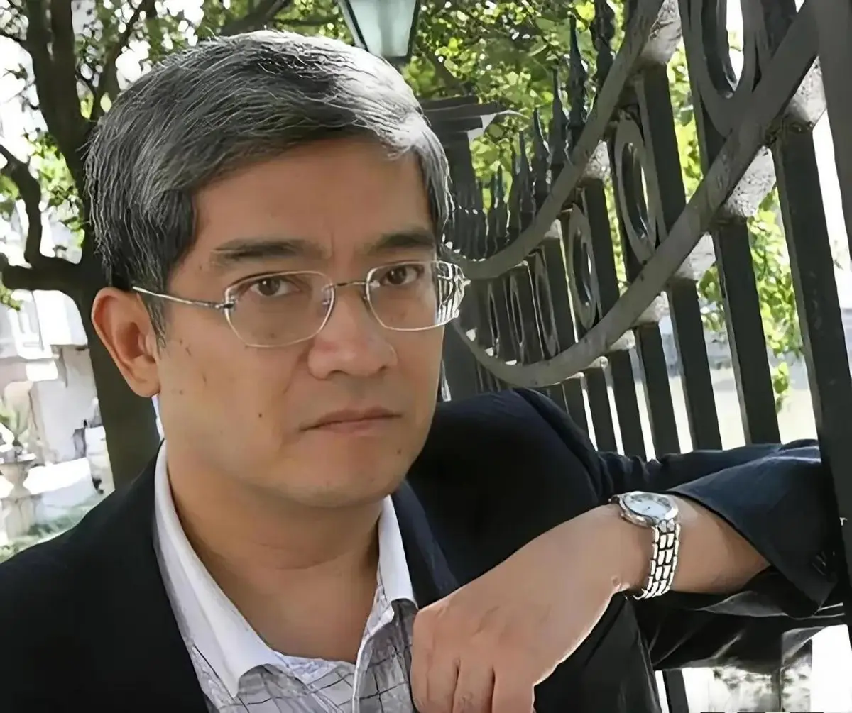 郎咸平：出轨空姐，让其负债900万，今被小30岁娇妻“拳脚相加”