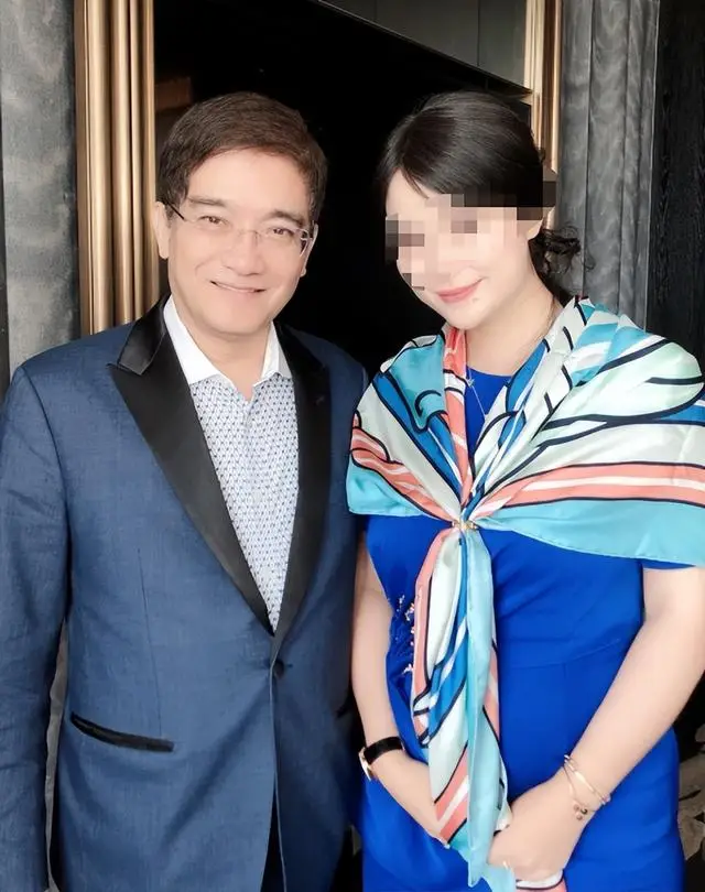 69岁郎咸平晚年太惨了！被娇妻嫌老，还经常挨揍，靠5岁女儿撑腰