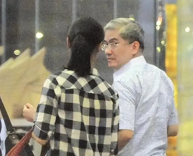 69岁郎咸平晚年太惨了！被娇妻嫌老，还经常挨揍，靠5岁女儿撑腰