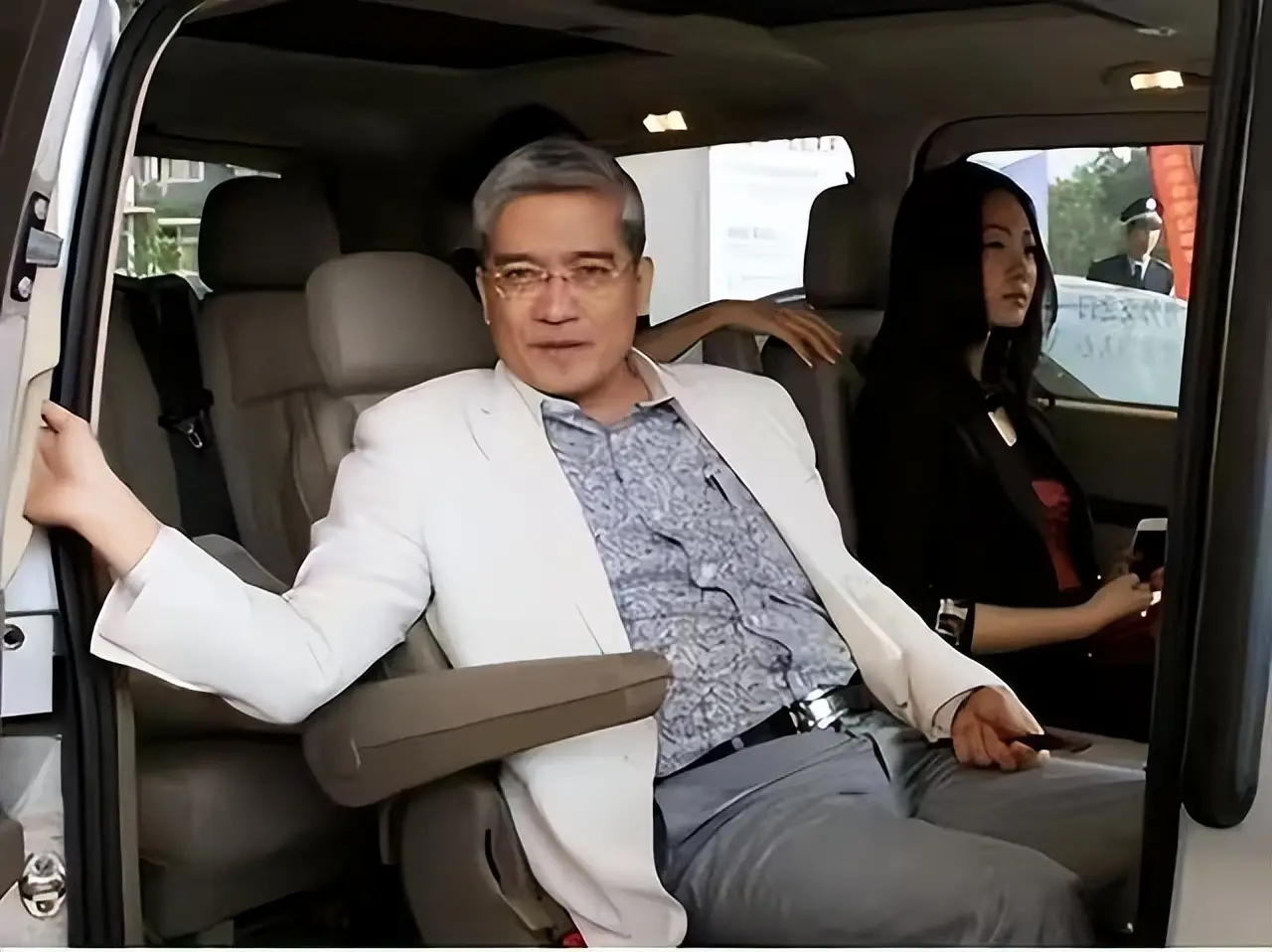 善恶终有报！包养空姐、巧骗情妇900万的郎咸平，如今自食恶果