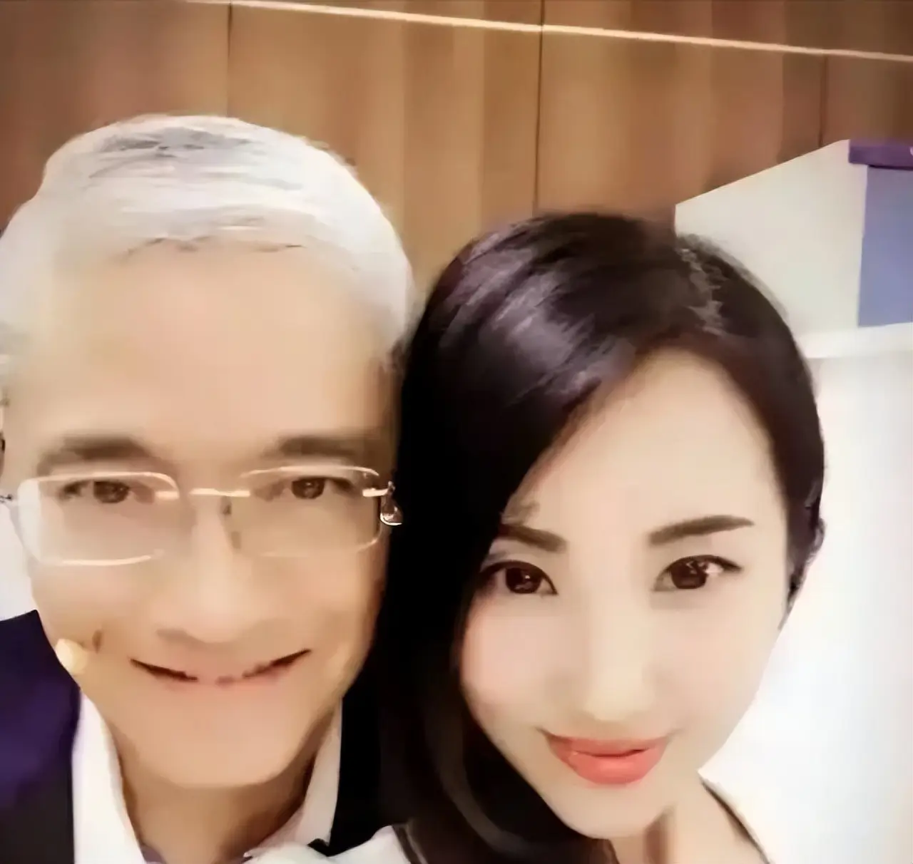 善恶终有报！包养空姐、巧骗情妇900万的郎咸平，如今自食恶果