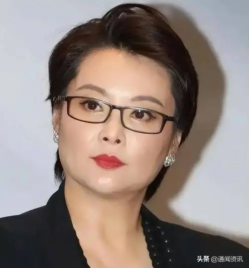 袁立的悲哀：与富豪同居12年不结婚，今3婚嫁诗人50岁无儿无女