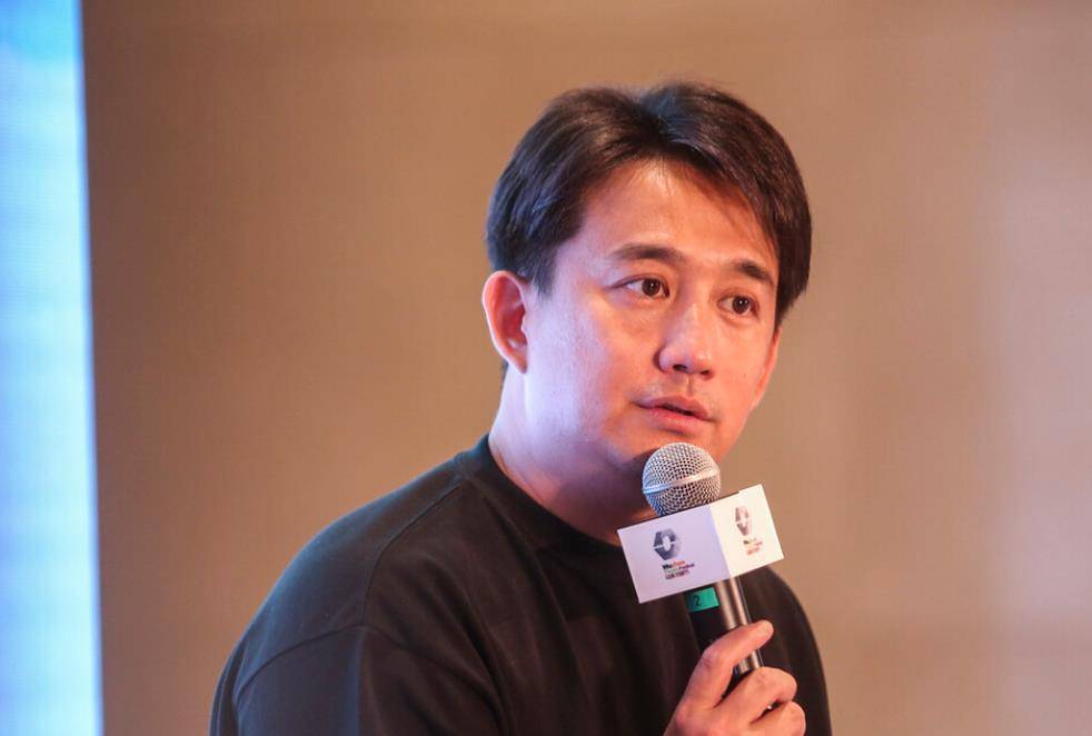 26岁就任教北电的黄磊，爱情事业双丰收，却被知名编剧发文嘲讽