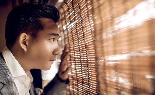 26岁就任教北电的黄磊，爱情事业双丰收，却被知名编剧发文嘲讽