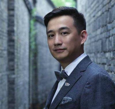 26岁就任教北电的黄磊，爱情事业双丰收，却被知名编剧发文嘲讽