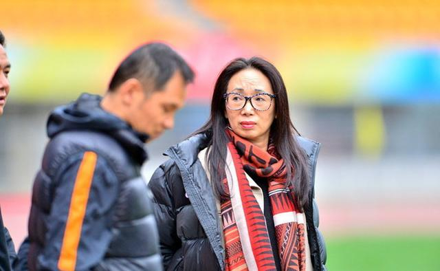 黑龙江女首富，买飞机玩球队，遭婚姻事业打击后把公司送弟弟