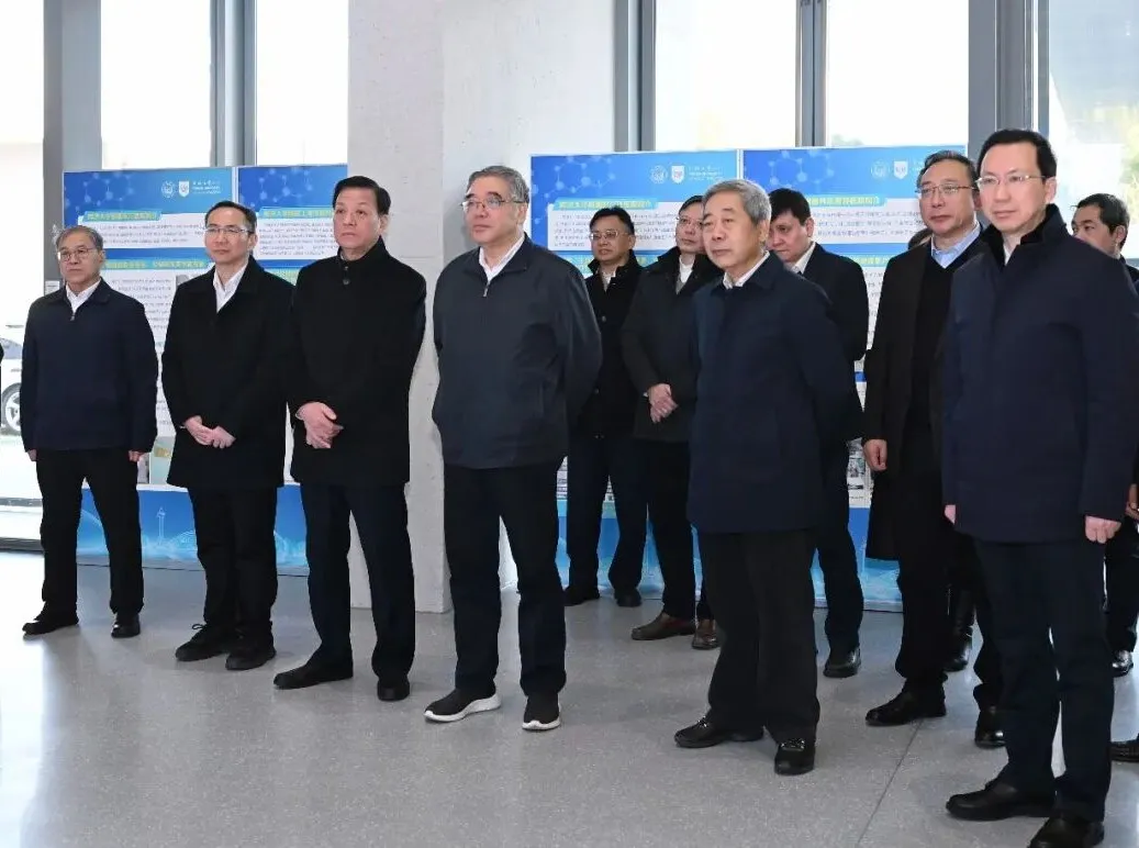 全国政协副主席朱永新一行调研同济大学