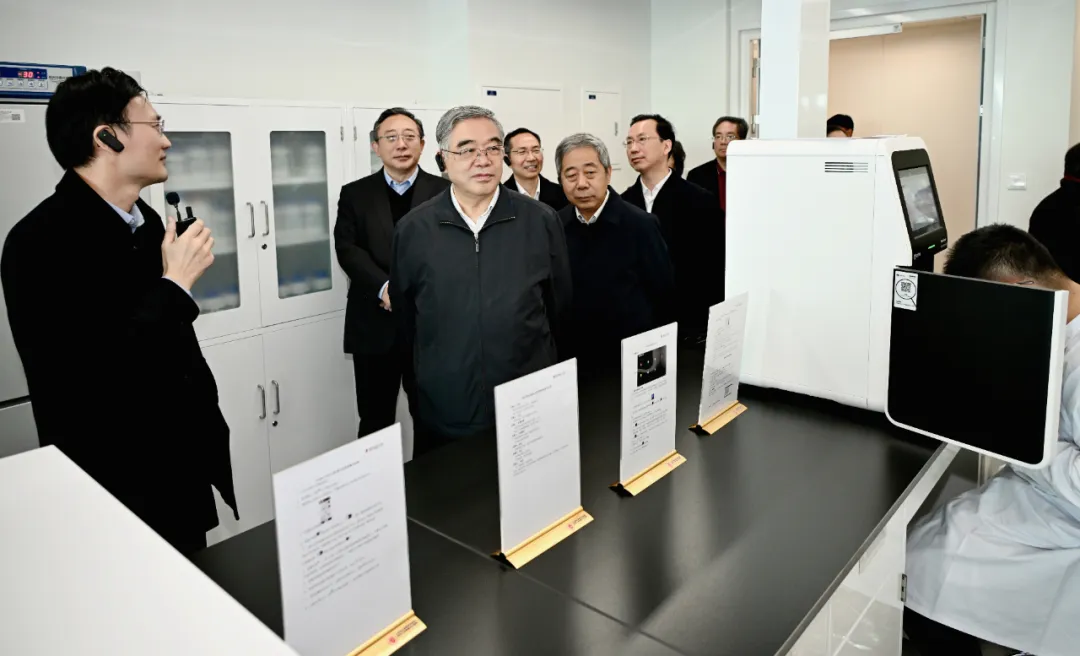 全国政协副主席朱永新一行调研同济大学