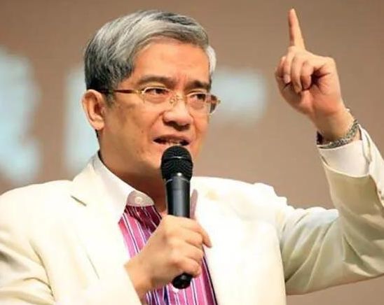 郎咸平：包养小31岁空姐，联合妻子夺回两套房，还要900万赔偿