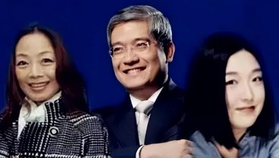 郎咸平：包养小31岁空姐，联合妻子夺回两套房，还要900万赔偿